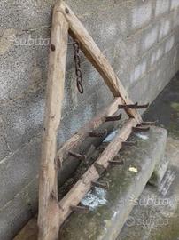 Antico attrezzo per cavallo legno di ulivo e ferro