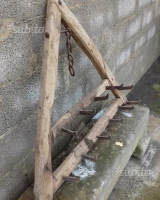 Antico attrezzo per cavallo legno di ulivo e ferro