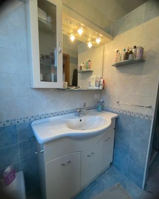 mobile bagno con lavandino e specchio