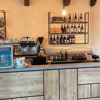 rivestimento banco bar in legno e mensole in ferro