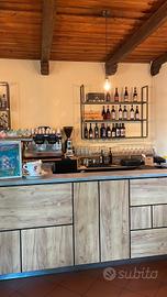 rivestimento banco bar in legno e mensole in ferro