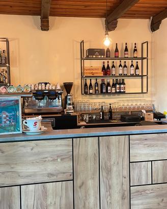 rivestimento banco bar in legno e mensole in ferro