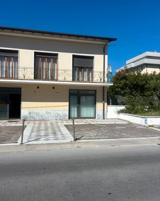 Fondo Commerciale con Posti Auto