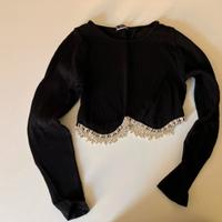 Crop top Zara nero a costine con frange di strass