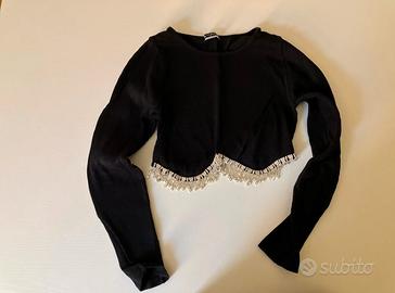 Crop top Zara nero a costine con frange di strass