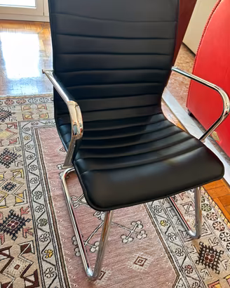 Poltroncina nero e metallo