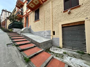 MAGAZZINO A LA SPEZIA