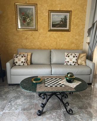 Divano in pelle mai usato