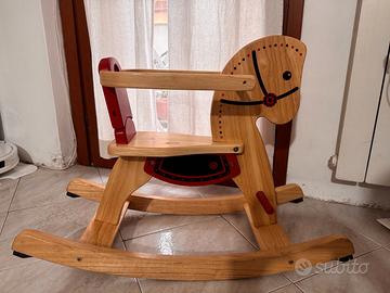 Cavallo a dondolo Pintoy in legno