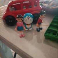 Doraemon personaggi statuine con automobile