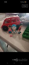 Doraemon personaggi statuine con automobile