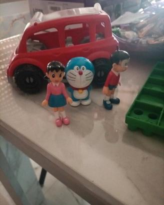 Doraemon personaggi statuine con automobile