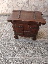 cassapanca in legno massello con dettagli in ferro