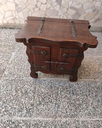 cassapanca in legno massello con dettagli in ferro