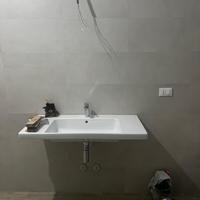 Lavandino sospeso rettangolare in ceramica bianca