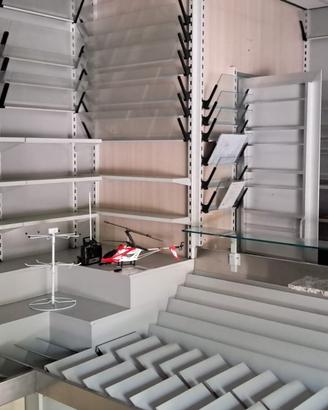 arredamento negozio libreria o edicola
