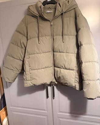 Cappotto da donna in piuma con cappuccio