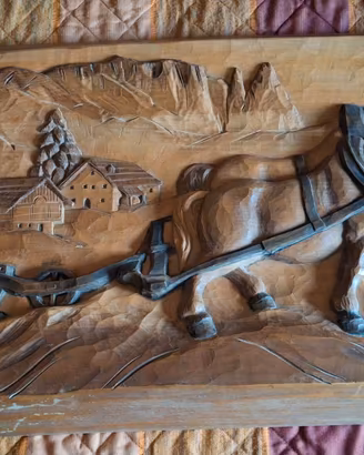 Bassorilievo in legno intagliato
