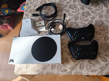 Xbox Serie S + 2 controller + Base di Ricarica