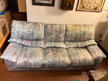 Divano in stoffa imbottito a tre posti