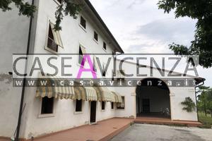 Casale con terreno e portico