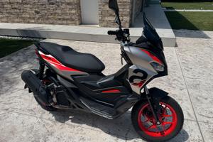 Aprilia SR GT Sport 125 colore Grigio/Argento