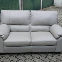 Divano in pelle grigio chiaro