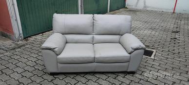 Divano in pelle grigio chiaro