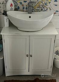 Lavabo con mobiletto e specchio
