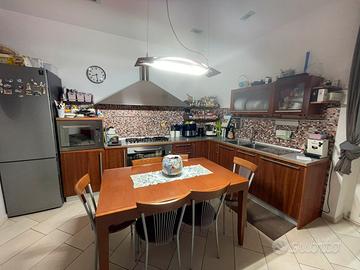 Cucina ciliegio in multistrato ed elettrodomestici