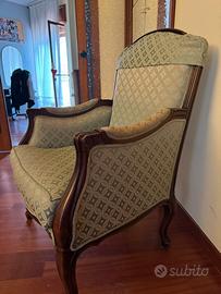 Poltrona in legno intagliato con tessuto damascato