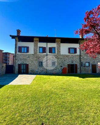 CASA DI CORTE A GRUMELLO DEL MONTE