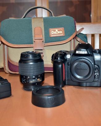 Fotocamera nikon d 100 con obbiettivo afs 18 55