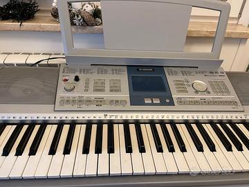 Tastiera Yamaha PSR K1 karaoke + kit completo
