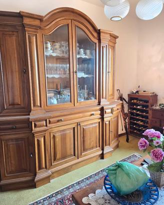 mobile in legno massello da soggiorno classico