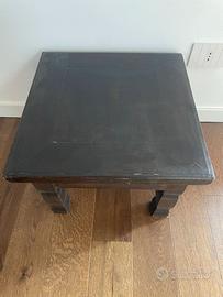 Tavolino in legno quadrato color noce