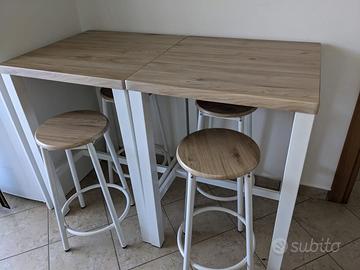 quattro sgabelli due tavoli