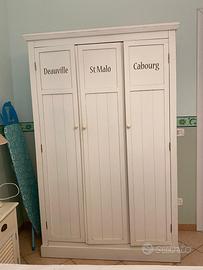 Armadio a tre ante in legno decape’
