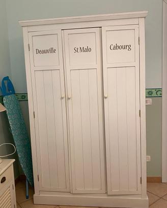 Armadio a tre ante in legno decape’