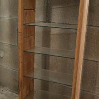 Scaffale con piani in vetro