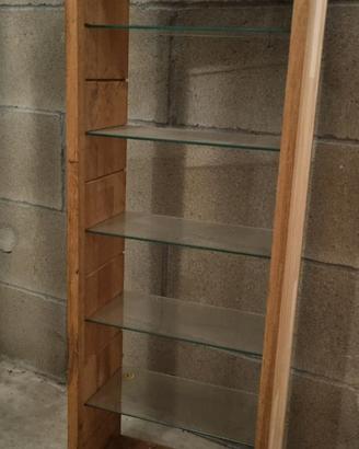 Scaffale con piani in vetro