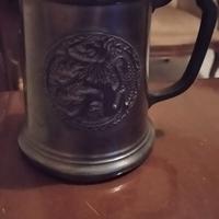 Boccale vintage in peltro con stemma araldico