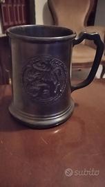 Boccale vintage in peltro con stemma araldico