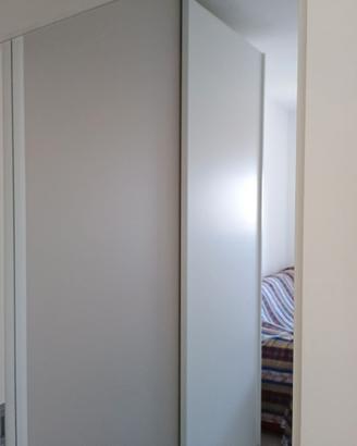 Armadio con ante scorrevoli e cassettiera+comodino