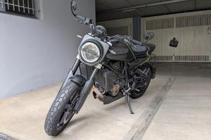 HUSQVARNA SVARTPILEN 701