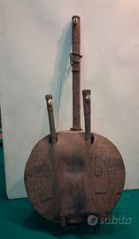 mandolino in legno e cuoio 