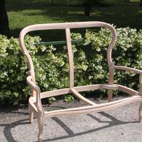 Divanetti e poltroncine in legno al fusto grezzo