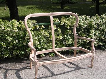 Divanetti e poltroncine in legno al fusto grezzo