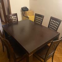 Tavolo in legno con sedie