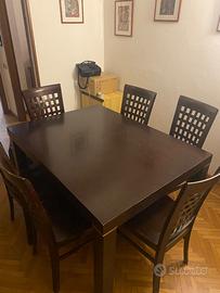 Tavolo in legno con sedie